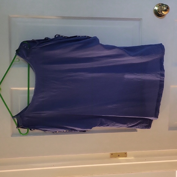 100% Silk Blouse with stuffed accents. - Picture 6 of 6